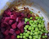 A picture of step 3 of Beetroot - green peas curry.