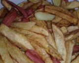 Foto del paso 1 de la receta: Salchipapas con huevo al caballo y colchón de cebolla