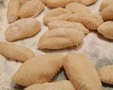 Foto del passaggio 4 della ricetta Gnocchi di patate, gnocchi alle ortiche, colorati