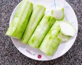 รูปขั้นตอนการทำที่ 1 ของ บวบผัดไข่ เมนูดีต่อสุขภาพ