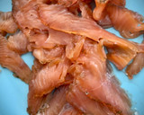 Foto del paso 3 de la receta: Tosta de salmón marinado con huevo poché sobre mozzarella