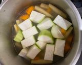Hình bước làm 3 của món Canh tôm tươi hạt sen bắp non carrot bí đao