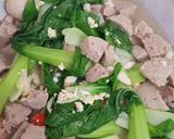 Foto langkah ke 4 dari resep Tumis Sawi Bakso.