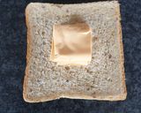 Une image de l'étape 1 de Tartines façon croque monsieur aux œufs coulant 😋 et son toast au fromage fondu.
