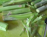 Foto del paso 1 de la receta Revuelto de espárragos, setas y langostinos