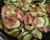 Foto del paso 4 de la receta Muslos de pollo deshuesados con calabacín