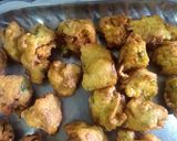 A picture of step 2 of Pakoda in onion gravy.