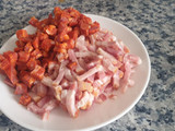 Macarrones con chorizo, bacon y tomate