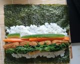Foto langkah ke 8 dari resep Gimbap Udang & Nugget Super Simpel.