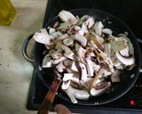 Foto del passaggio 5 della ricetta Pollo “alla crème” con funghi Portobello