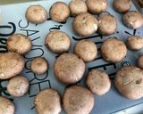 Une image de l'étape 5 de Champignons bruns marinés grillés au citron, persil et curcuma.