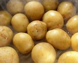 Foto del passaggio 4 della ricetta Patate novelle in umido🥔🇯🇵