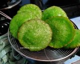 Foto langkah ke 6 dari resep Kue Cucur Pandan tanpa mixer.