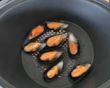 Foto del paso 1 de la receta: Patatas guisadas con setas y mejillones Thermomix para dos