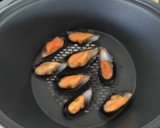 Foto del paso 1 de la receta: Patatas guisadas con setas y mejillones Thermomix para dos