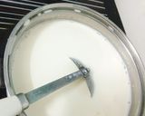 Hình bước làm 2 của món Panna cotta xoài