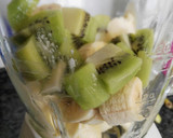 Foto del paso 3 de la receta: Smoothie de plátano, kiwi y helado