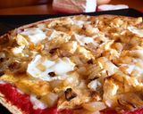 Foto del paso 5 de la receta Pizza fit de pollo, queso de cabra y cebolla caramelizada
