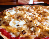 Foto del paso 5 de la receta: Pizza fit de pollo, queso de cabra y cebolla caramelizada