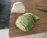 Foto del paso 2 de la receta: Tostada de aguacate, tomate, queso y jamón