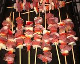 Foto del paso 3 de la receta: Brochettes de carne y vegetales
