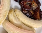 A picture of step 1 of Banana and Date Shake.