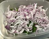 Une image de l'étape 4 de Pommes de terre grillées aux poivrons et oignons roses croustillants épicés.