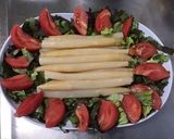 Une image de l'étape 6 de Salade d'asperges aux poivrons, tomates, laitue rouge et mimolette.