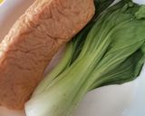 Gambar langkah 1 resipi Nasi Goreng Tauhu, Fish Cake & Bok Choy.
