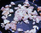 รูปขั้นตอนการทำที่ 2 ของ ผัดผักบุ้งอกไก่
