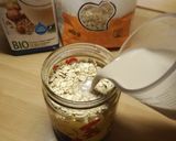 Foto del passaggio 1 della ricetta Overnight porridge con frutta fresca e mandorle