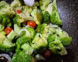Foto langkah ke 4 dari resep Tumis Broccoli & Tomat Cherry.