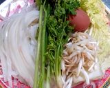 รูปขั้นตอนการทำที่ 1 ของ เส้นเล็กน้ำตีนไก่ตุ๋นต้มยำ