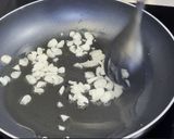 Foto del paso 2 de la receta: Papas, gulas y huevo frito
