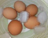 Hình bước làm 1 của món Scotch Eggs (Trứng lòng đào bọc thịt chiên xù)