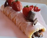 A picture of step 5 of Rollgoll with strawberry custard.