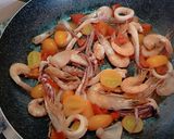 Foto del passaggio 5 della ricetta Spaghetti al nero di seppia homemade,con frutti di mare, gamberi e calamari
