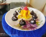 A picture of step 4 of Gulkand chocolate Modak.
