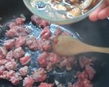 Foto del passaggio 2 della ricetta Scialatiello con funghi salsiccia e provola