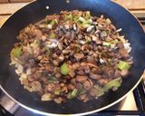 Hagymás, csípős paprikás, kakukkfüves, gombás omlett recept fázis 5 fotója