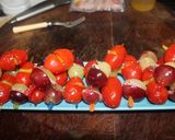 Foto del paso 7 de la receta: Banderillas de cherry, anchoas y uvas