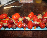 Foto del paso 7 de la receta: Banderillas de cherry, anchoas y uvas