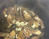 Foto del paso 2 de la receta: Huevo roto con rovellons, (níscalos) ajo, jengibreHierbas de Provenza y sal rosa