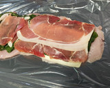 Foto del paso 2 de la receta: Rollo de pollo con jamón y queso 🥪🍗🥓🧀