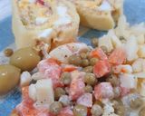 Foto del paso 4 de la receta: 🎅Pionono Navideño de atún con dos quesos + guarnición