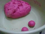 Donat buah naga merah