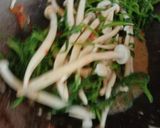 Foto langkah ke 2 dari resep Tumis Kangkung Enoki.