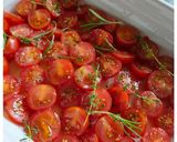 Une image de l'étape 2 de Tomates cerises confites, thym et romarin.