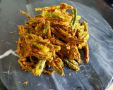 A picture of step 3 of Kurmuri Chatpati Bhindi.