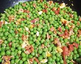 Foto del paso 4 de la receta: Guisantes salteados con jamón y huevo
